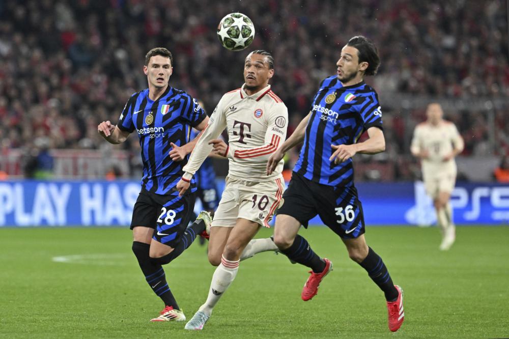 并推动足球 并推动足球